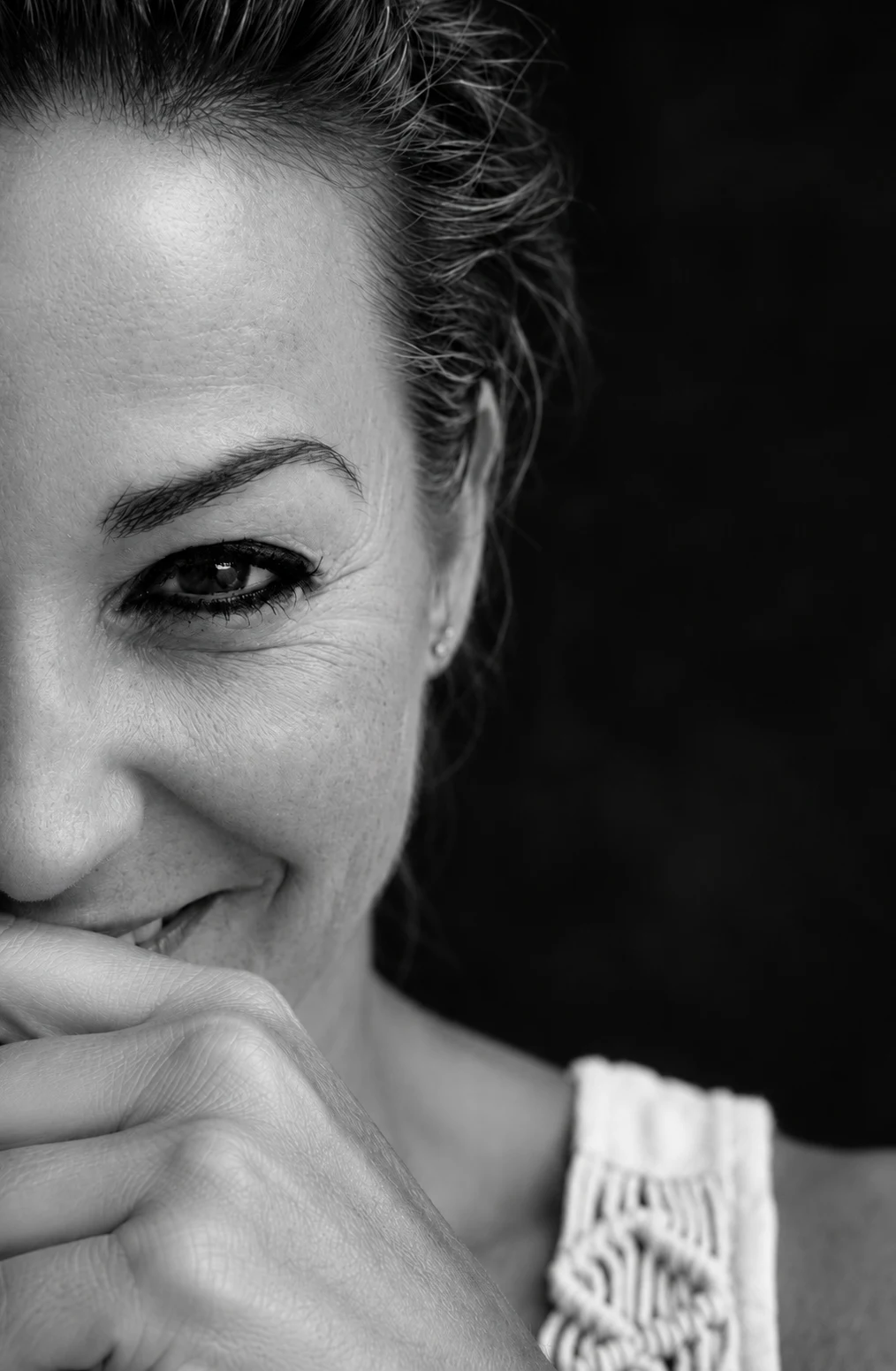 Nadine lächelt – Schwarzweißporträt